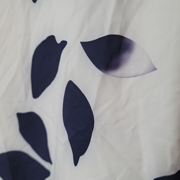 Elegant White and Blue Leaf Print Maxi Dress - Picture 7 of 9